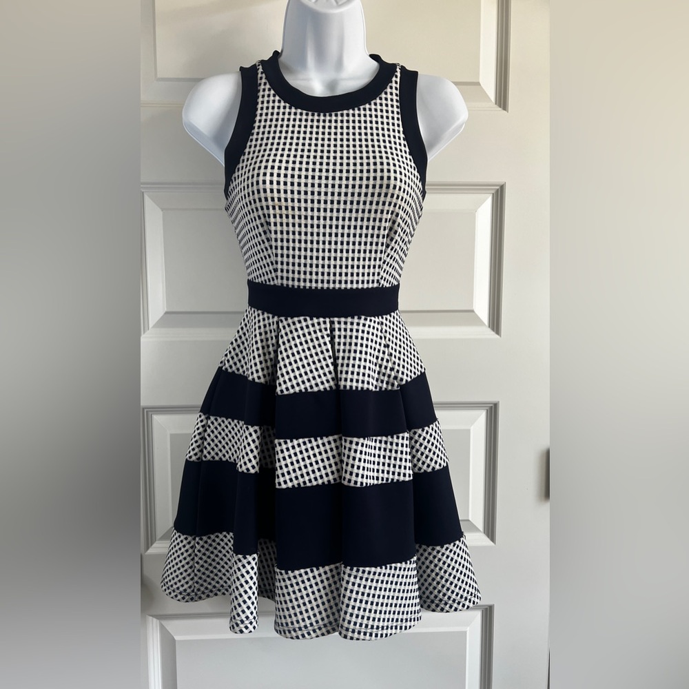 WINDSOR Size XS Fit Flare Skater Mini Dress